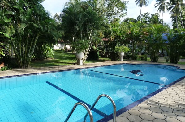 Una piscina al aire libre