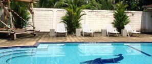 Una piscina al aire libre
