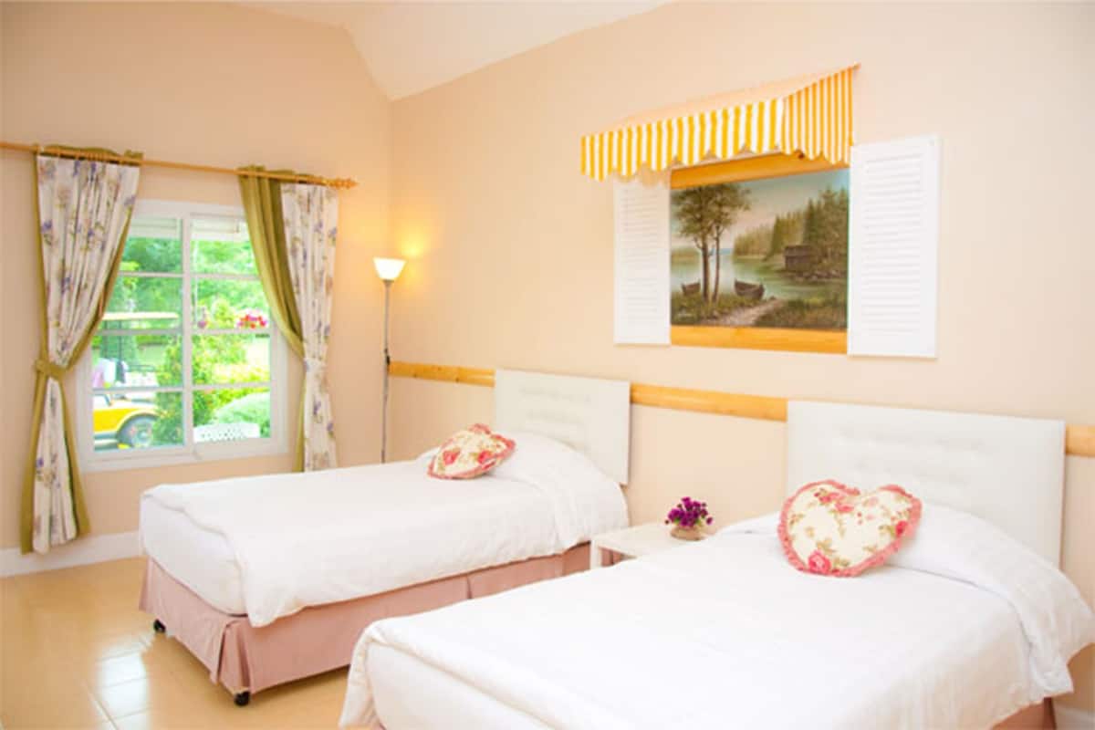 Dutch Village | Minibar, free WiFi