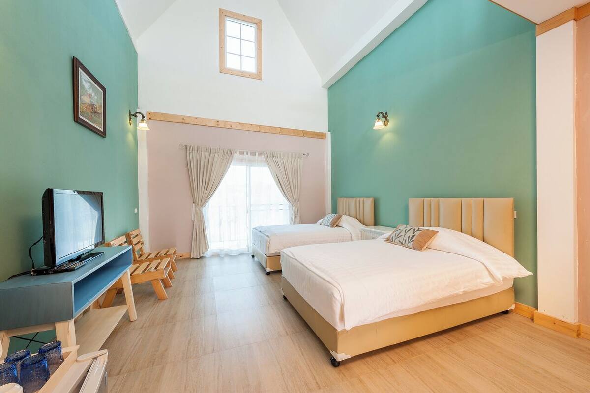 Deluxe Room | Minibar, desk, WiFi (free), bed sheets