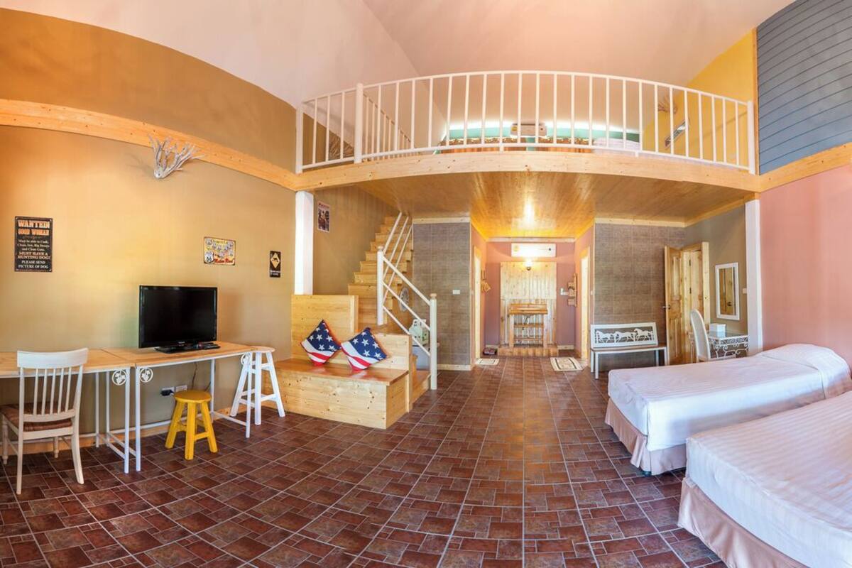 Family Room | Minibar, desk, WiFi (free), bed sheets