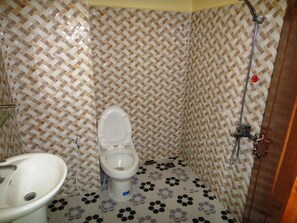 Superior Triple Room (with AC) | Bathroom | Free toiletries, slippers, towels - Borey Vatanac Guesthouse (Kampot)