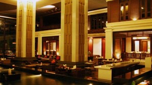A spacious lobby with high ceilings, large pillars, and a seating area with sofas and tables. - Sunee Grand Hotel (Ubon Ratchathani)