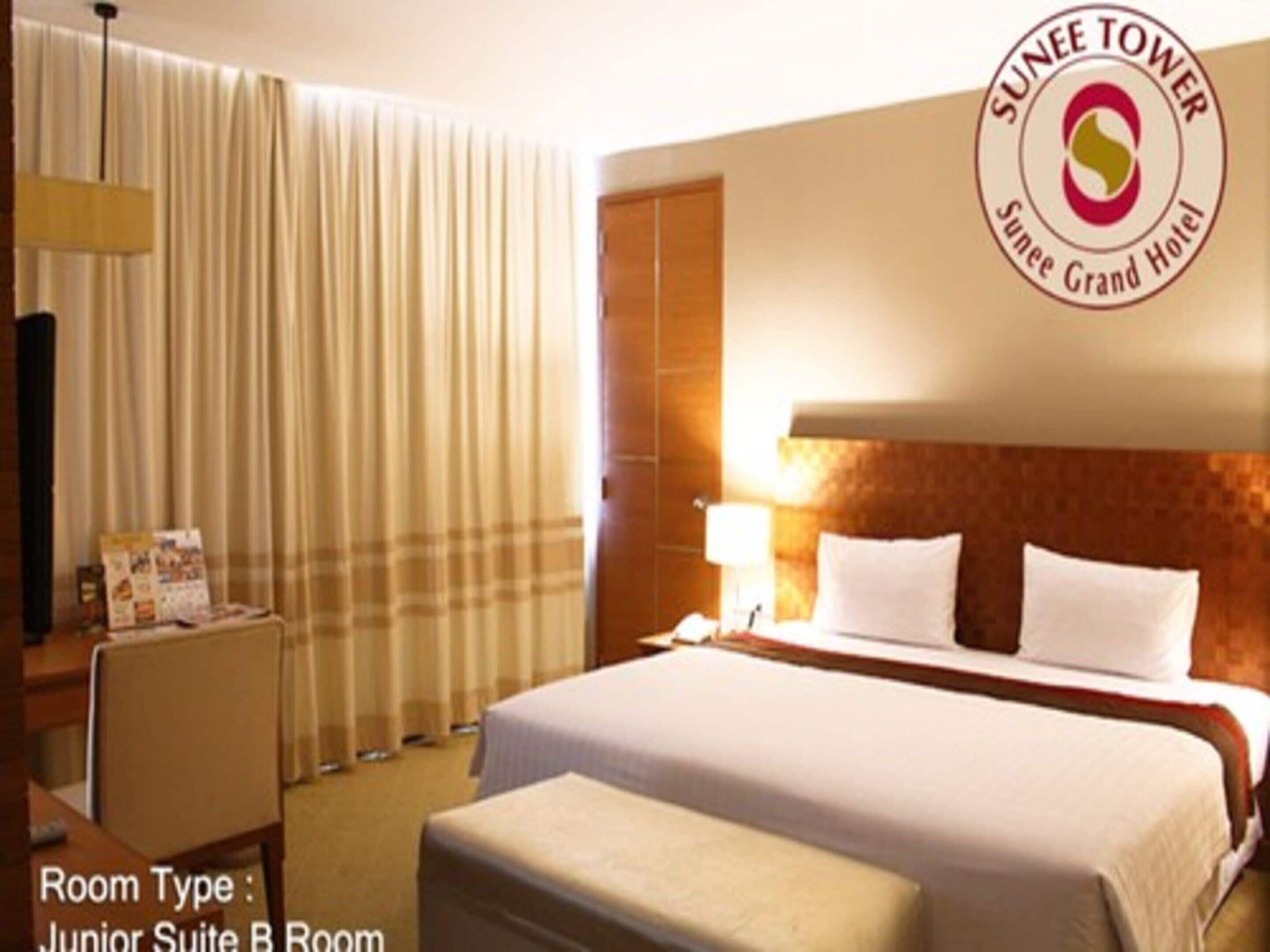 junior suite | 1 bedroom, in-room safe, desk, rollaway beds