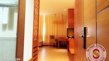 Habitación estándar con 2 camas individuales | Caja de seguridad en la habitación, escritorio y camas extra
