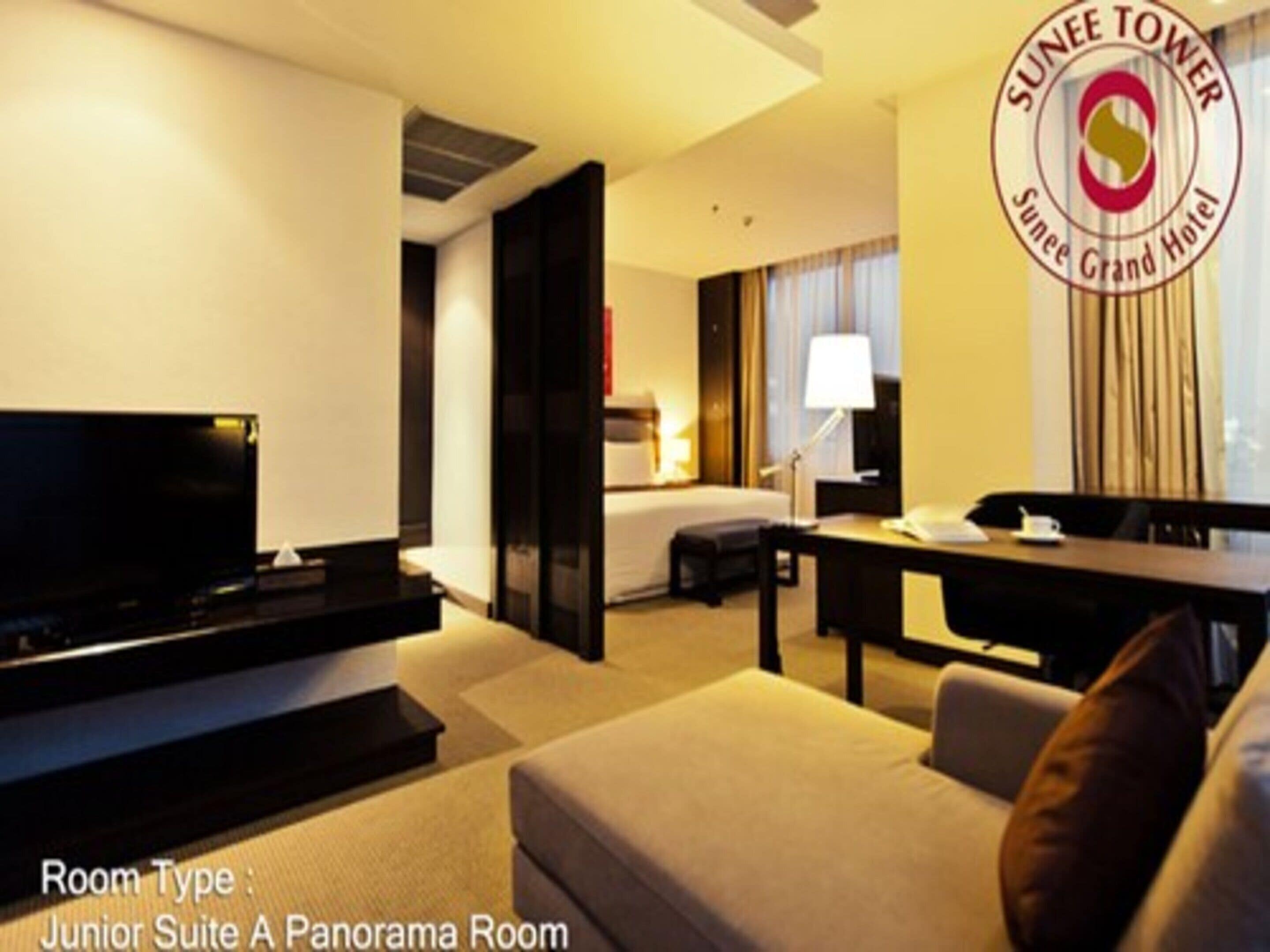 junior suite a pano | living area | flat-screen tv