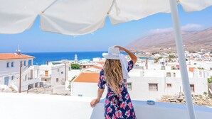 Un pueblo costero con edificios blancos y una vista despejada del mar.