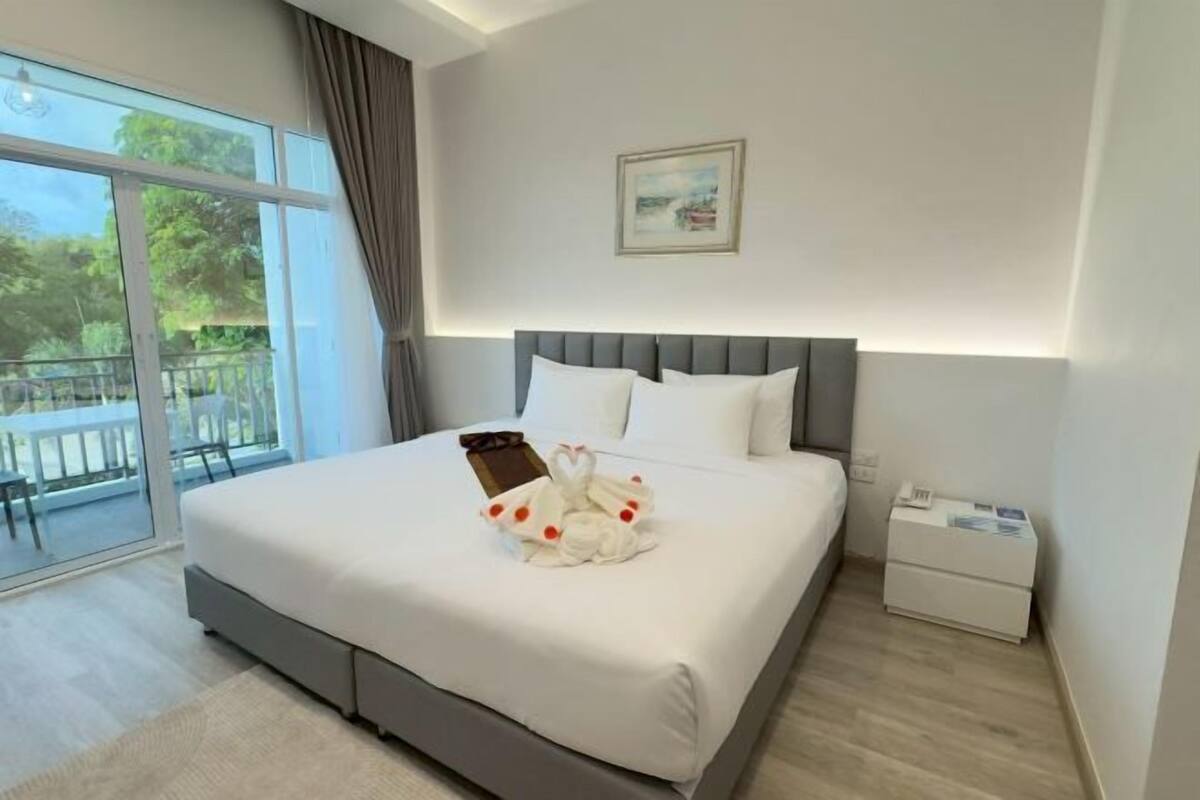 Minibar, desk, free WiFi, bed sheets