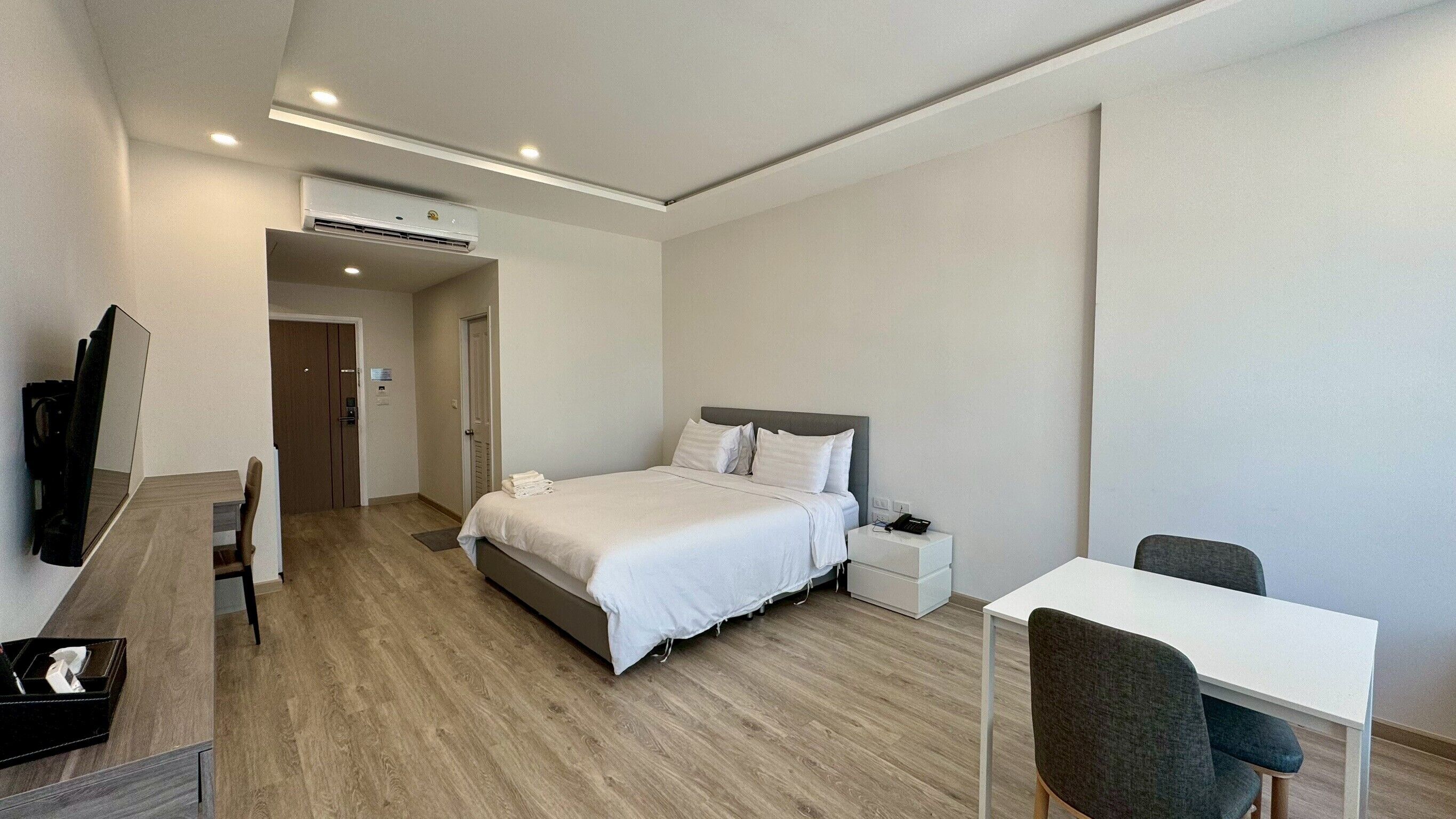 Premier Room, 1 King Bed, Park View | Minibar, desk, free WiFi, bed sheets