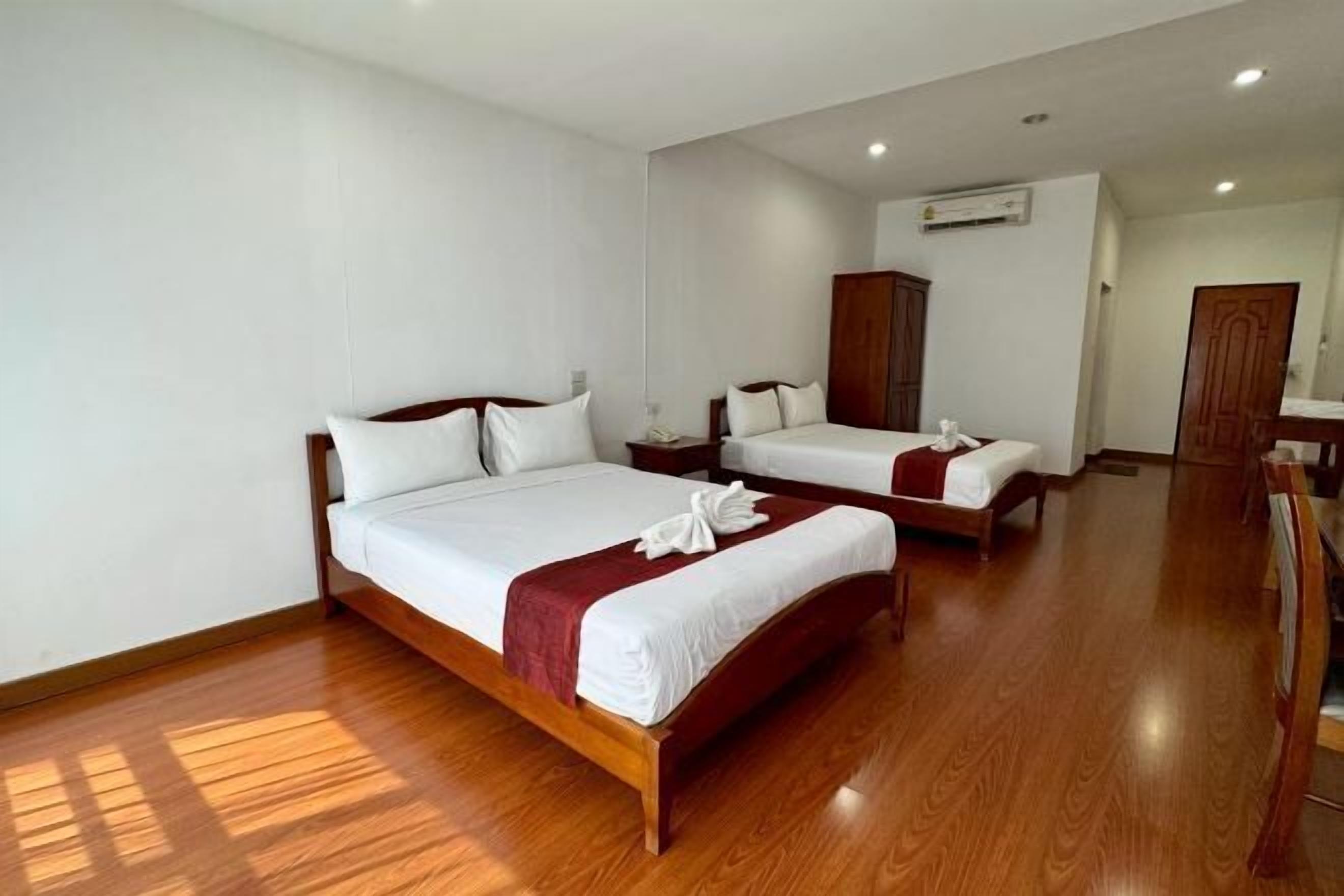 Minibar, desk, free WiFi, bed sheets