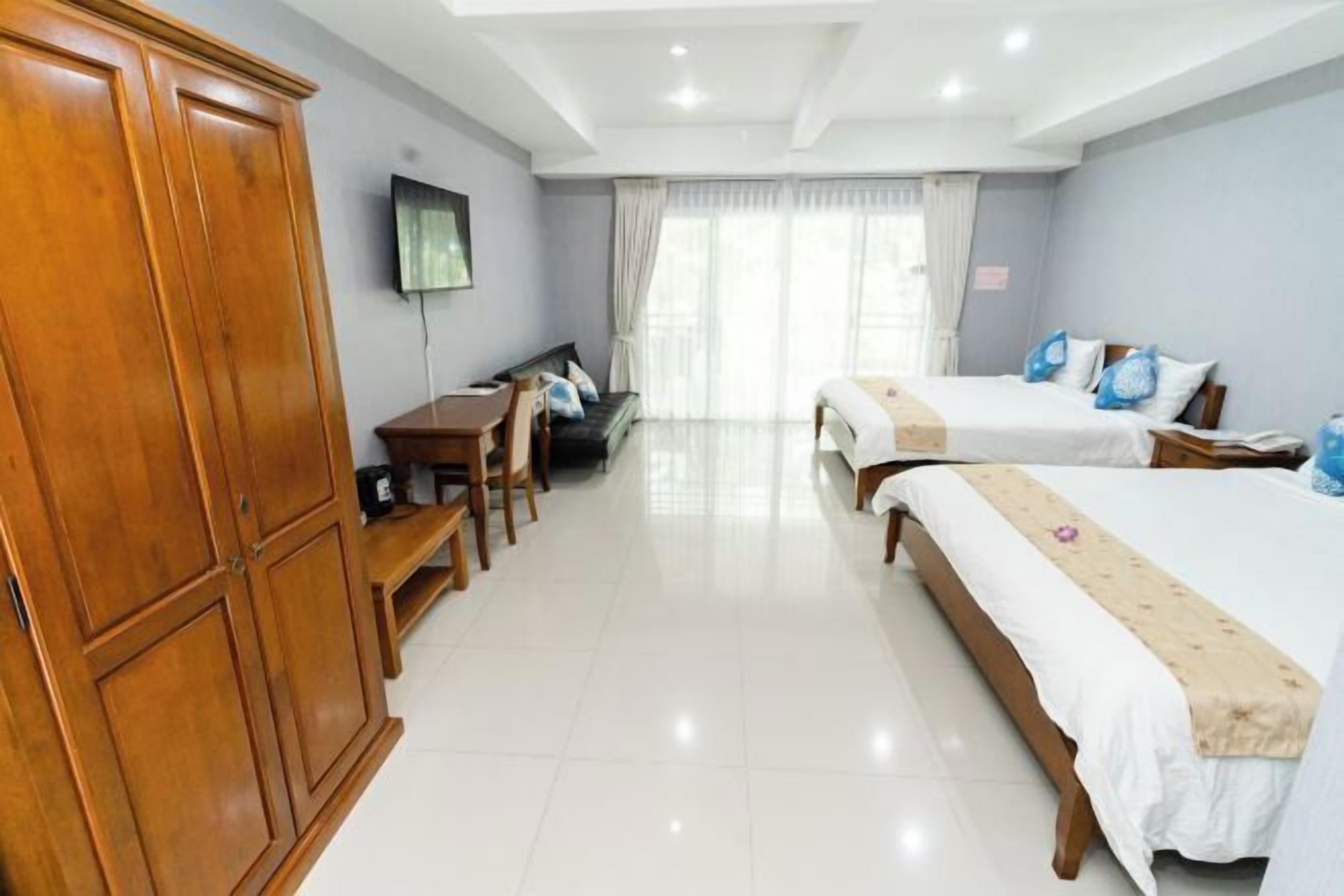 Minibar, desk, free WiFi, bed sheets