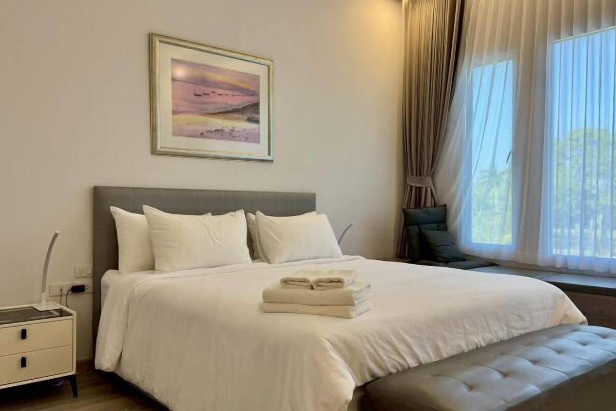 Minibar, desk, free WiFi, bed sheets