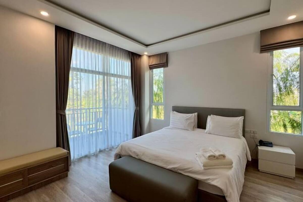 Minibar, desk, free WiFi, bed sheets