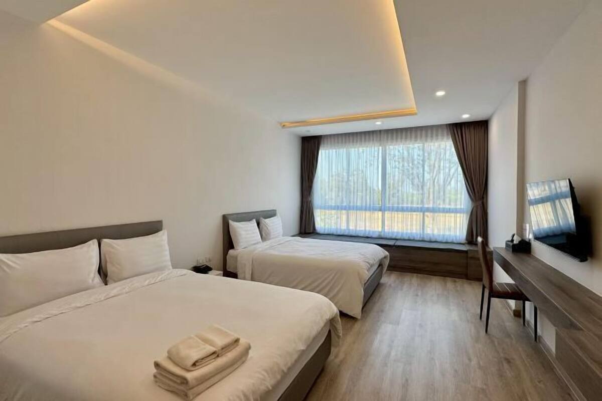 Minibar, desk, free WiFi, bed sheets