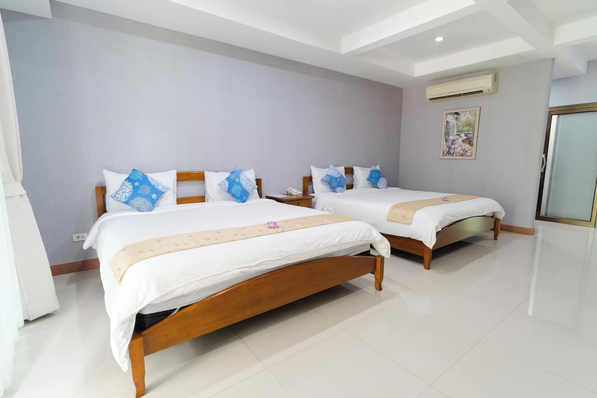 Deluxe Room, Park View | Minibar, desk, free WiFi, bed sheets