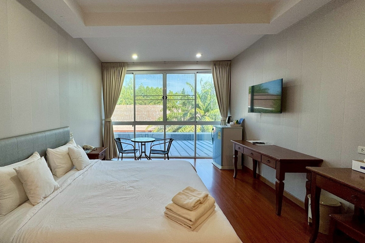 Deluxe Room, 1 King Bed | Minibar, desk, free WiFi, bed sheets