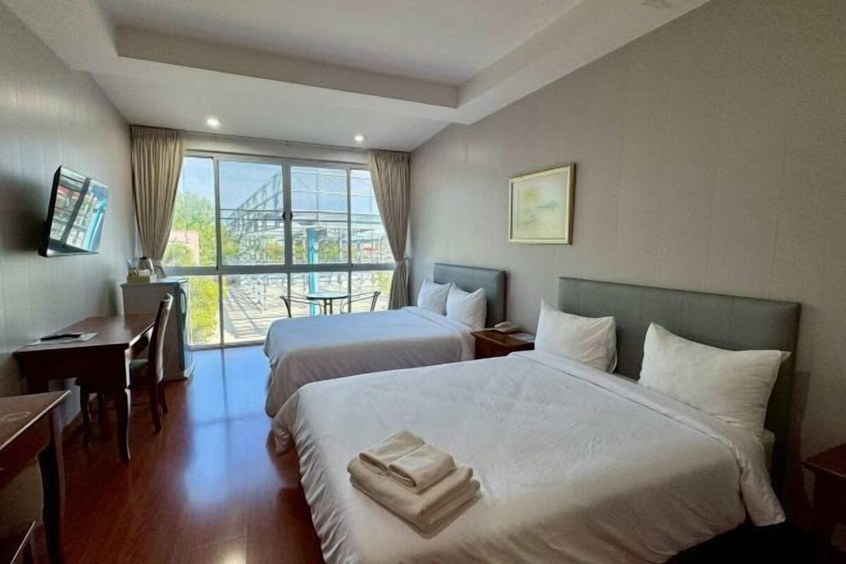 Minibar, desk, free WiFi, bed sheets