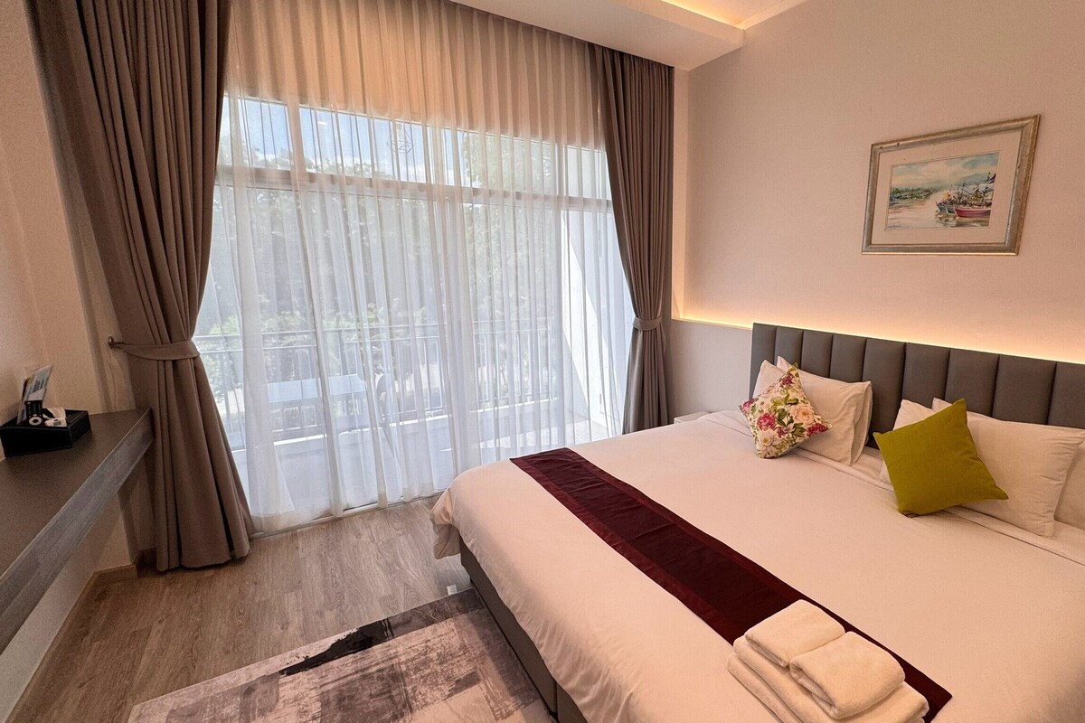 Premium Room, 1 King Bed, Non Smoking, Pool View | Minibar, desk, free WiFi, bed sheets