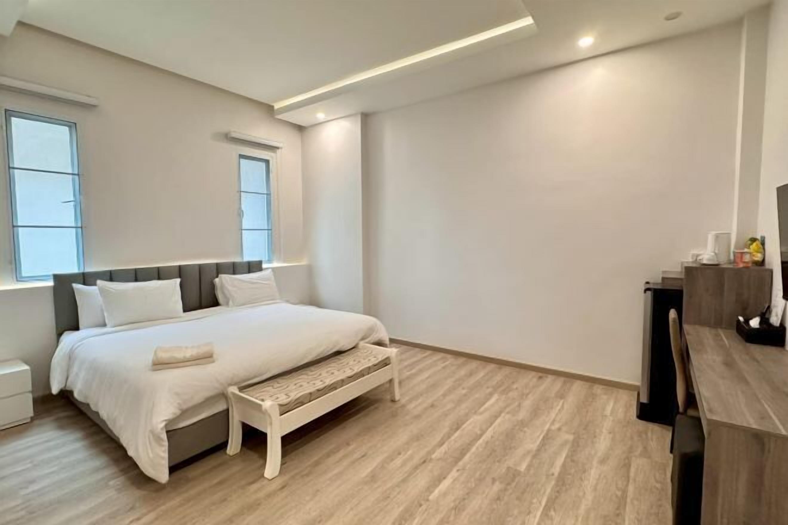 Minibaari, työpöytä, ilmainen Wi-Fi, vuodevaatteet