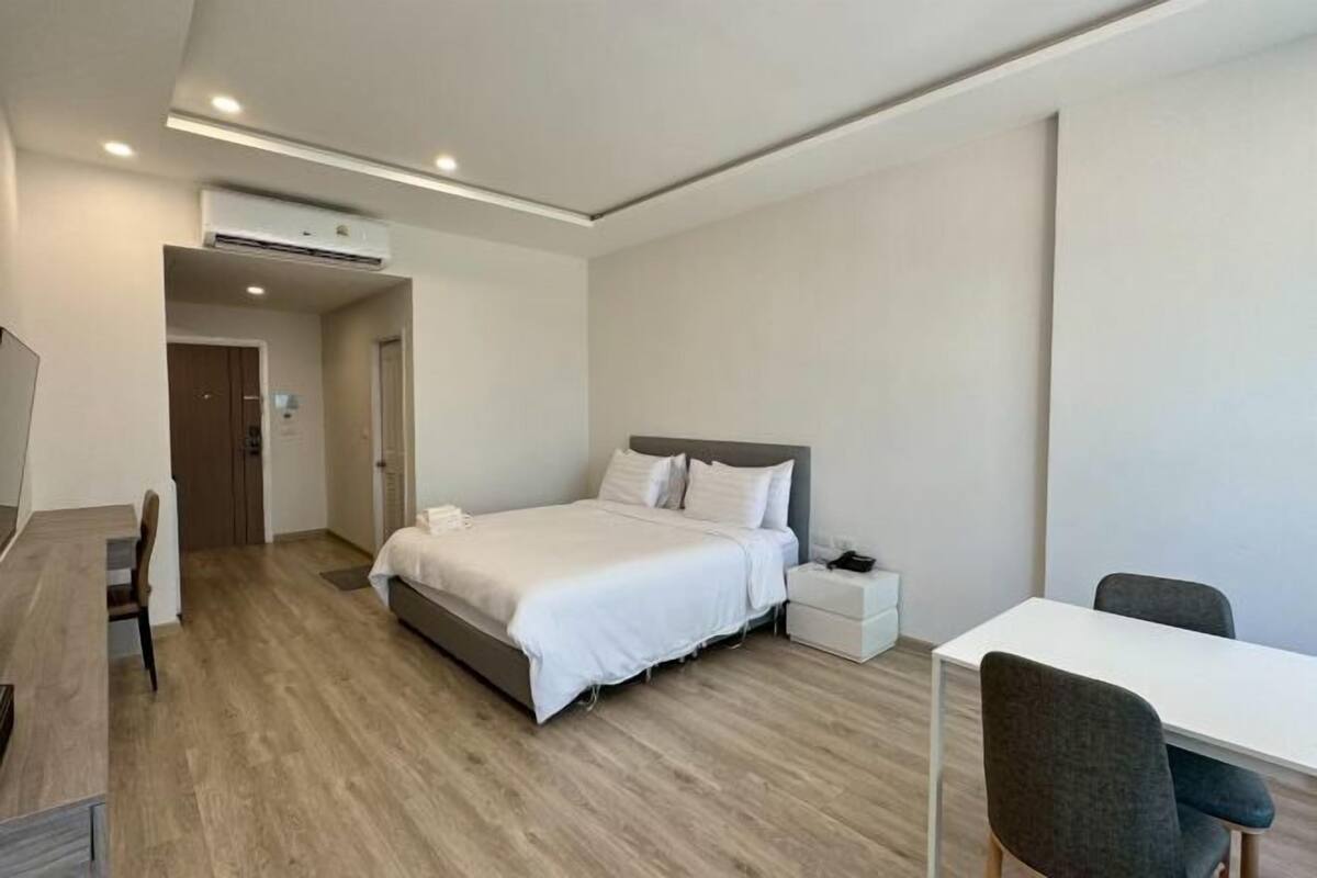 Minibar, desk, free WiFi, bed sheets