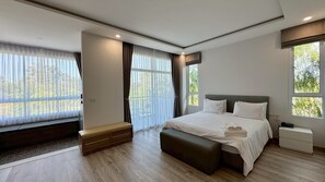 Habitación de luna de miel, 1 cama de matrimonio grande, vistas al parque | Baño | Ducha, artículos de higiene personal gratuitos y secador de pelo