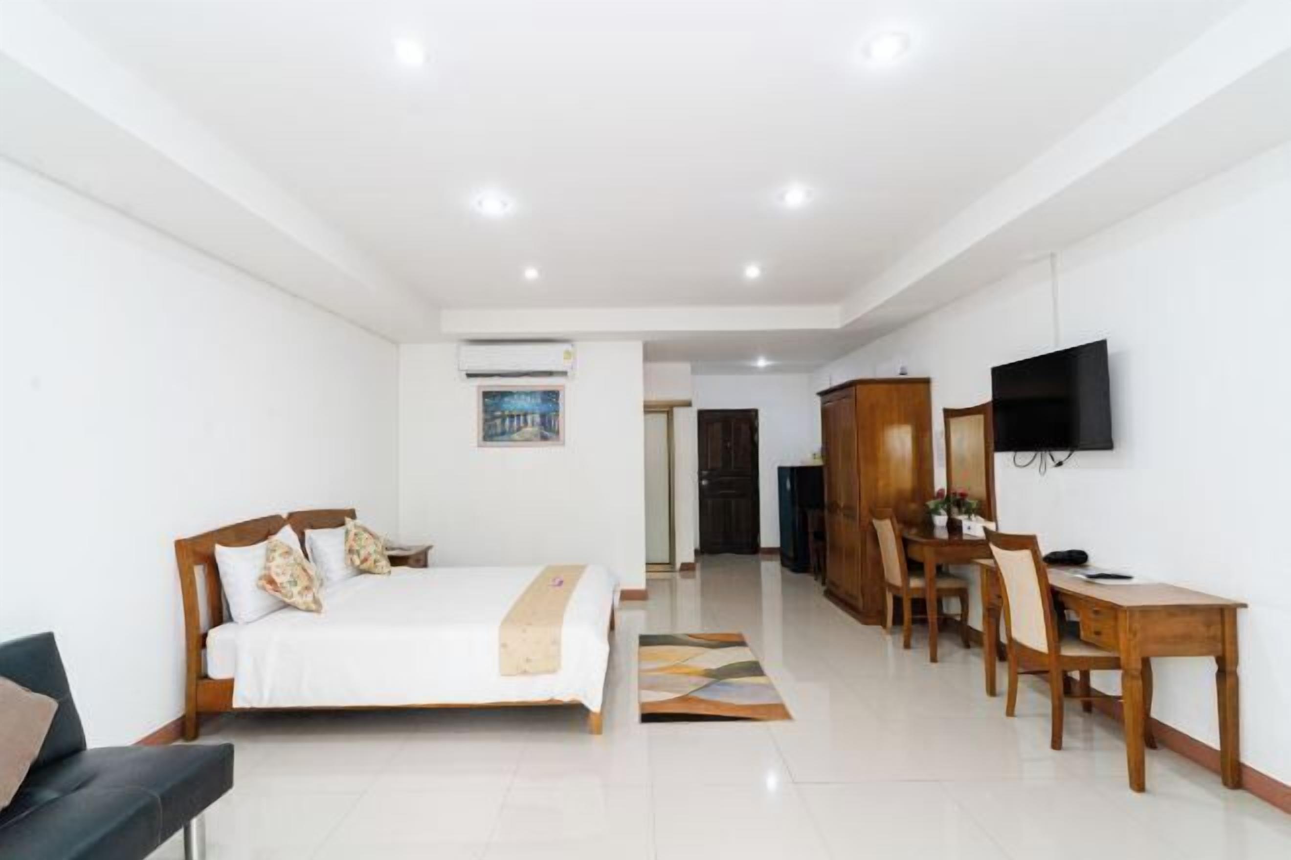 Minibar, desk, free WiFi, bed sheets