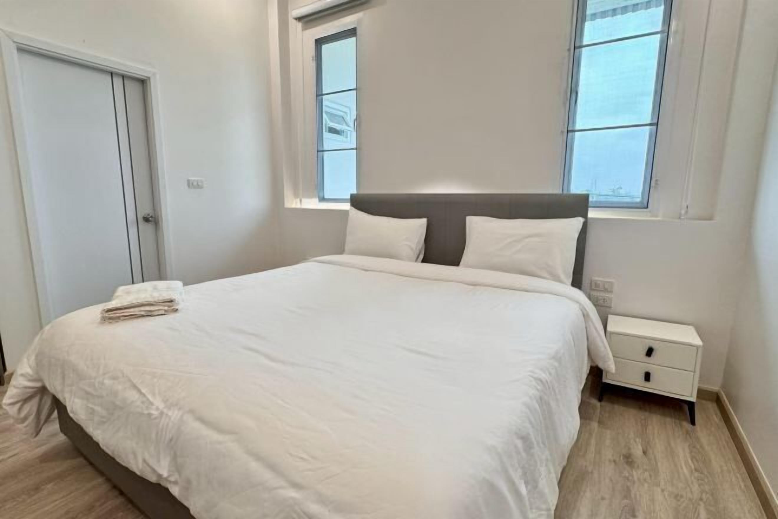 Minibar, desk, free WiFi, bed sheets