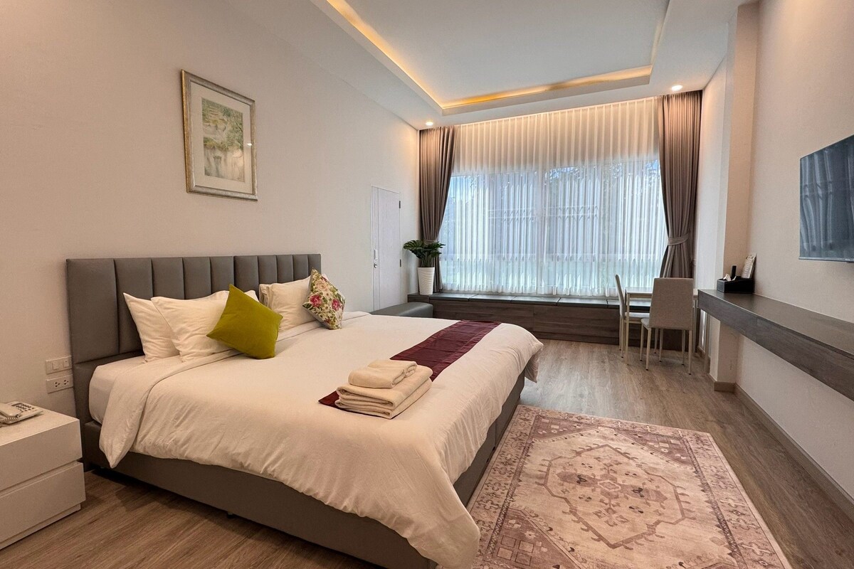 Habitación Premium, 1 cama King size, para no fumadores, vista a la alberca | Minibar, escritorio, wifi gratis y ropa de cama 