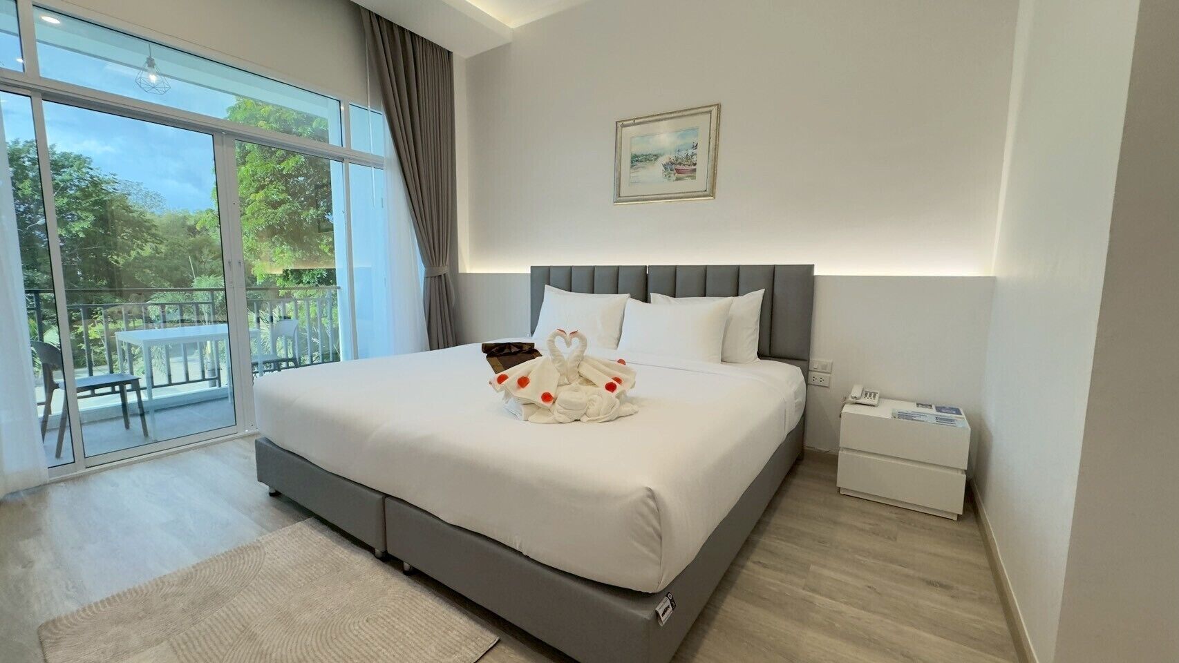 Premium Room, 1 King Bed, Non Smoking, Pool View | Minibar, desk, free WiFi, bed sheets