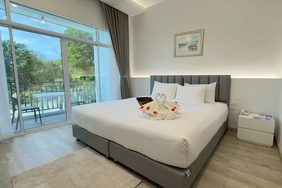 Premium Room, 1 King Bed, Non Smoking, Pool View | Minibar, desk, free WiFi, bed sheets