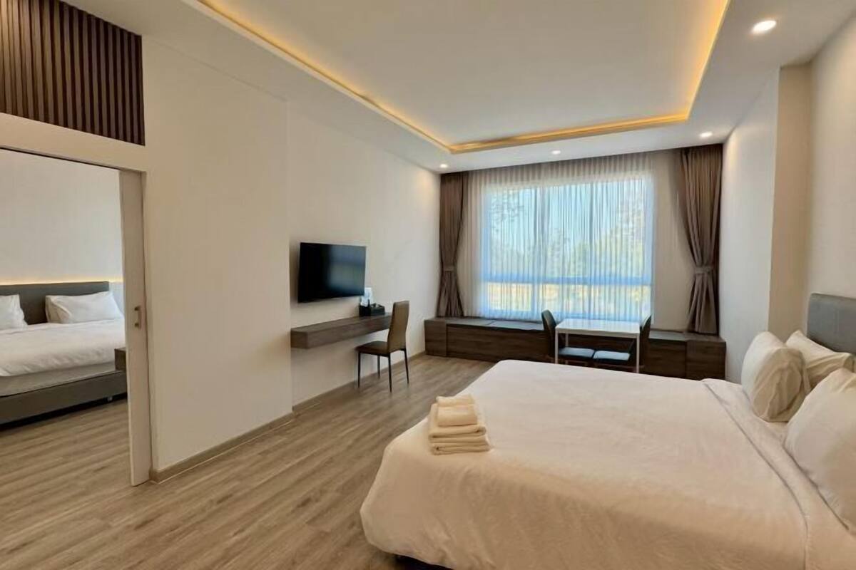 Minibar, desk, free WiFi, bed sheets