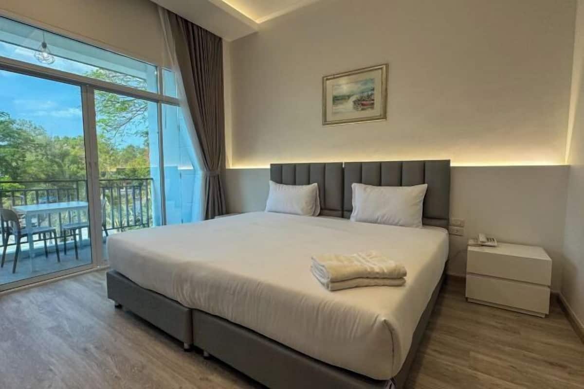 Minibar, desk, free WiFi, bed sheets