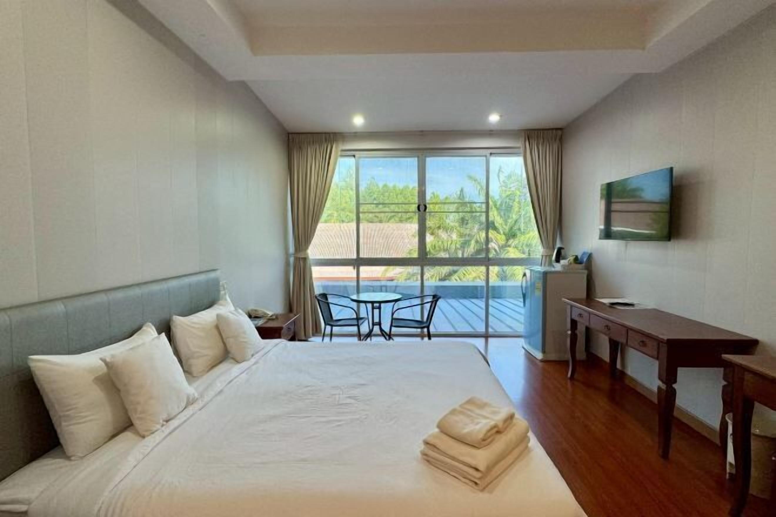 Minibar, desk, free WiFi, bed sheets