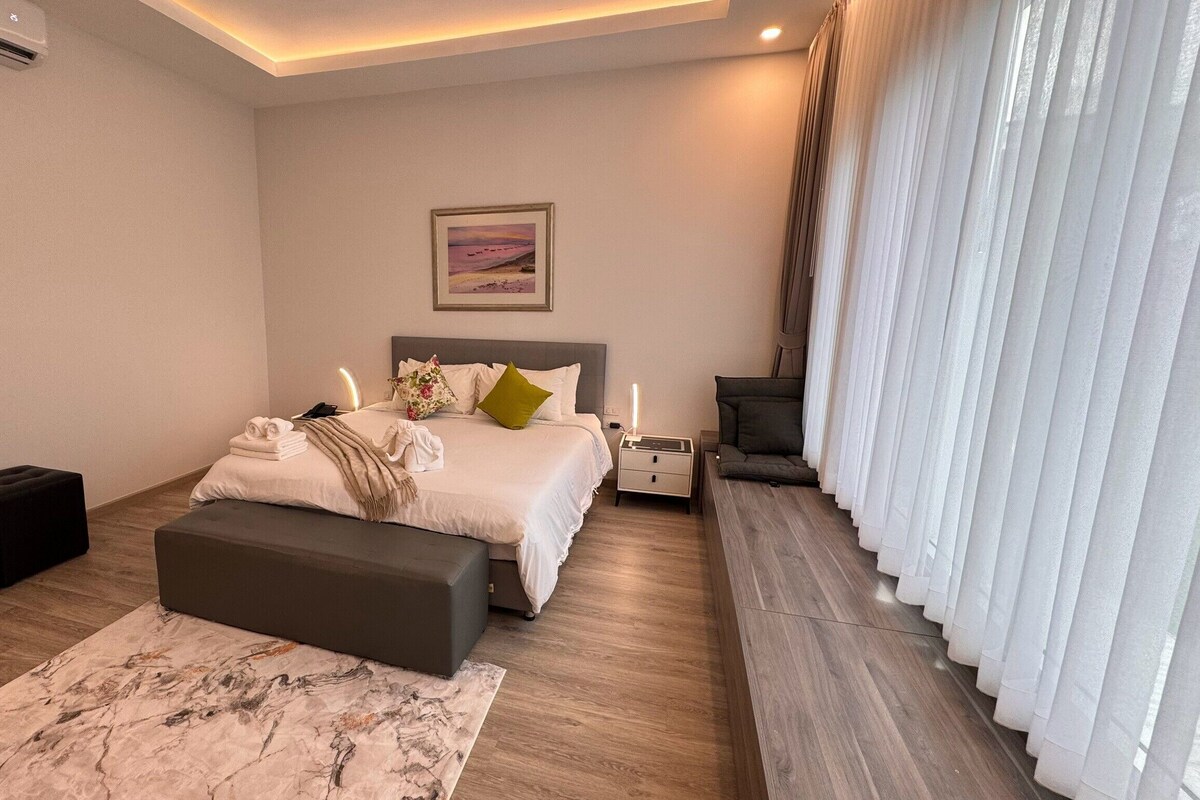 Premium Room, 1 King Bed, Pool View | Minibar, desk, free WiFi, bed sheets
