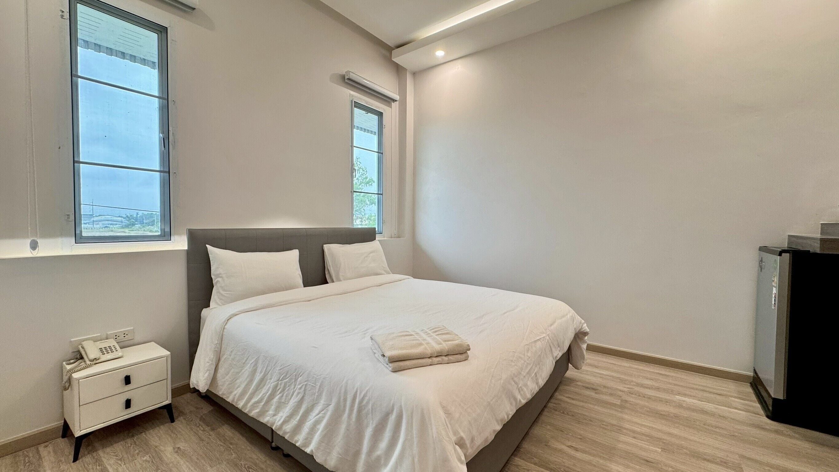 Premier kamer, 1 kingsize bed | Een minibar, een bureau, gratis wifi, beddengoed