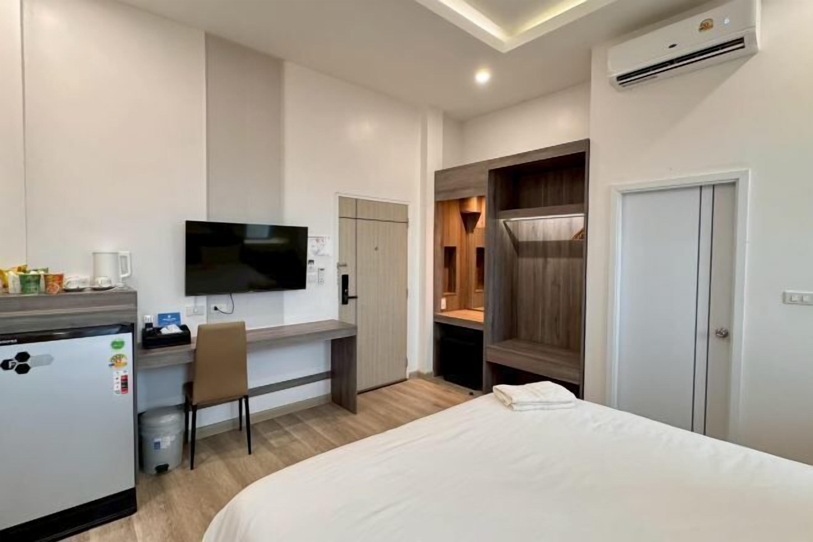 Minibaari, työpöytä, ilmainen Wi-Fi, vuodevaatteet