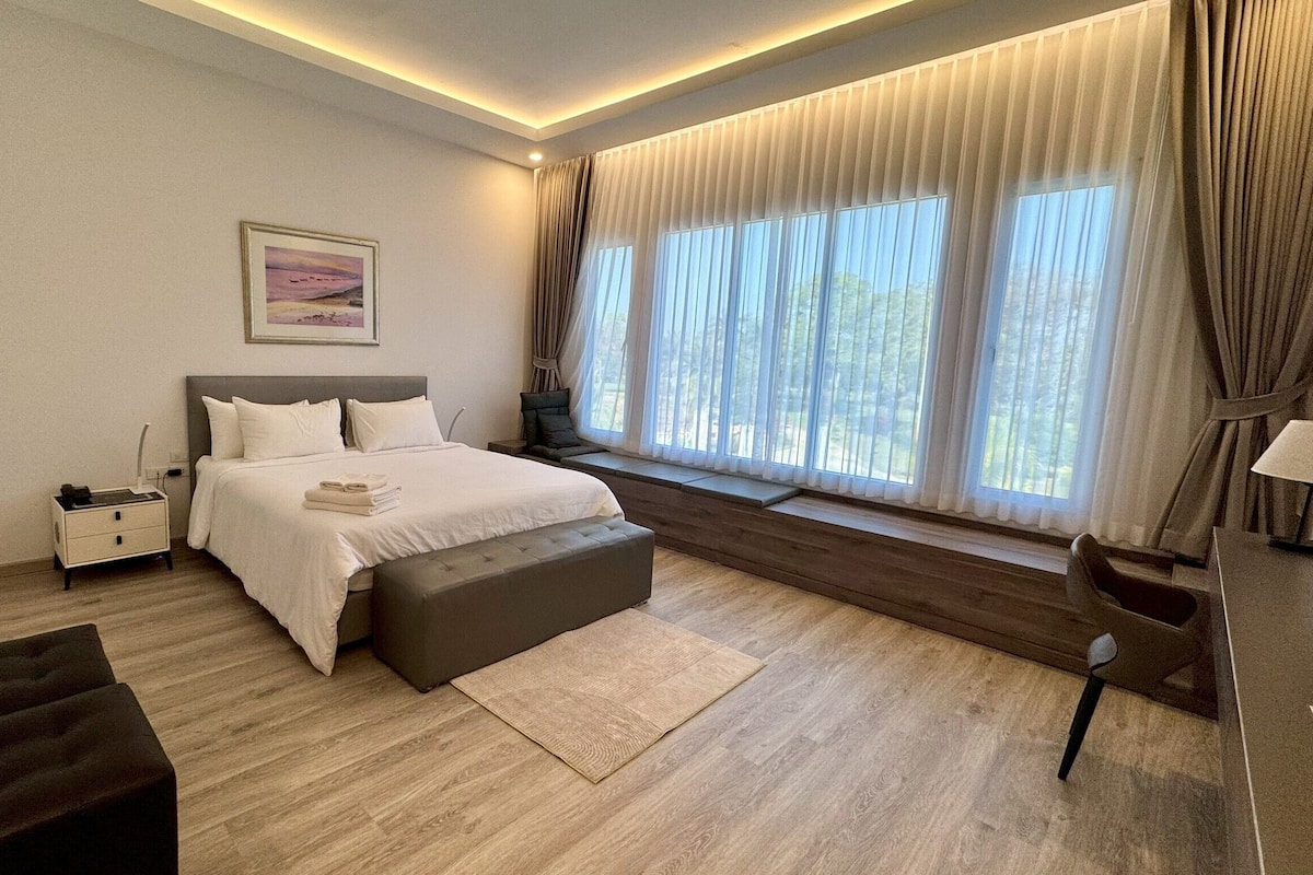 Premium Room, 1 King Bed, Pool View | Minibar, desk, free WiFi, bed sheets