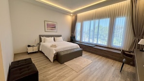 Habitación Premium, 1 cama King size, vista a la alberca | Minibar, escritorio, wifi gratis y ropa de cama 