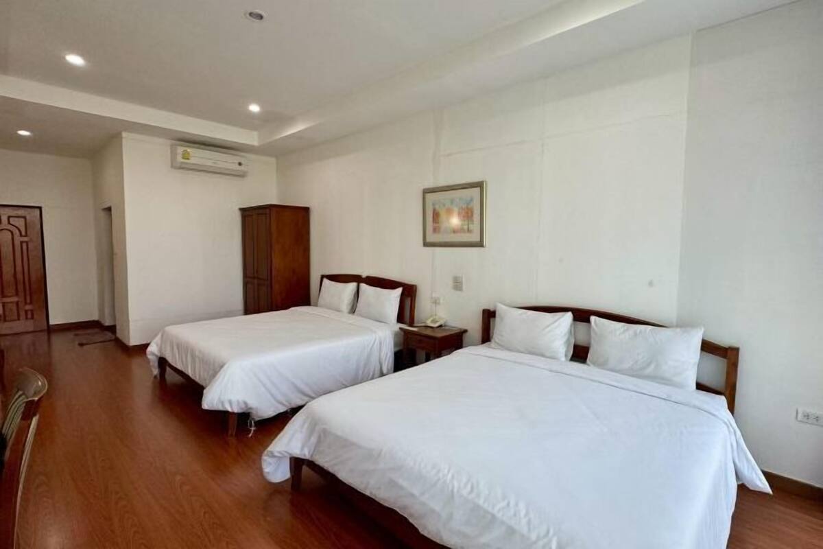 Een minibar, een bureau, gratis wifi, beddengoed