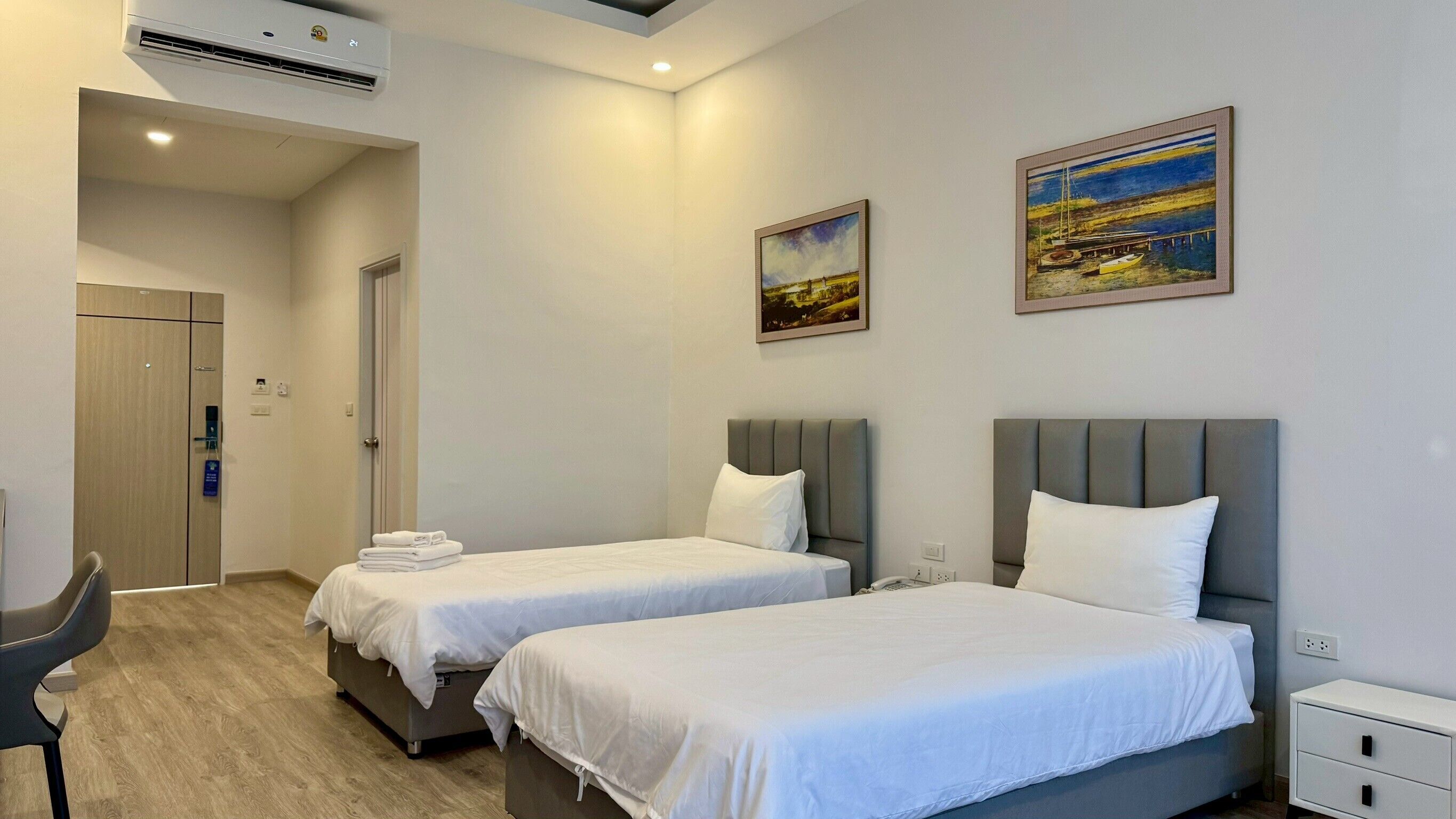 Premium Twin Room, 2 Twin Beds | Minibar, desk, free WiFi, bed sheets