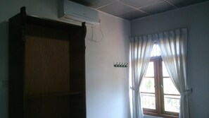 Standard Triple Room, 1 Bedroom, Garden View | Room amenity