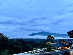 A residential area with a view of a mountain range and a bridge. - Sir James Resort (Muak Lek)