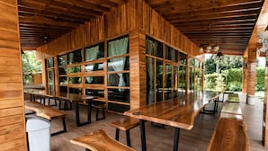 供應早餐、午餐、晚餐和早午餐