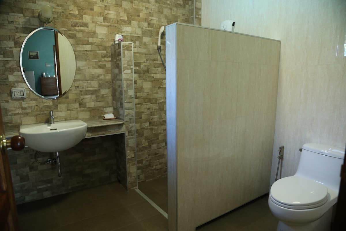 Shower, free toiletries, towels