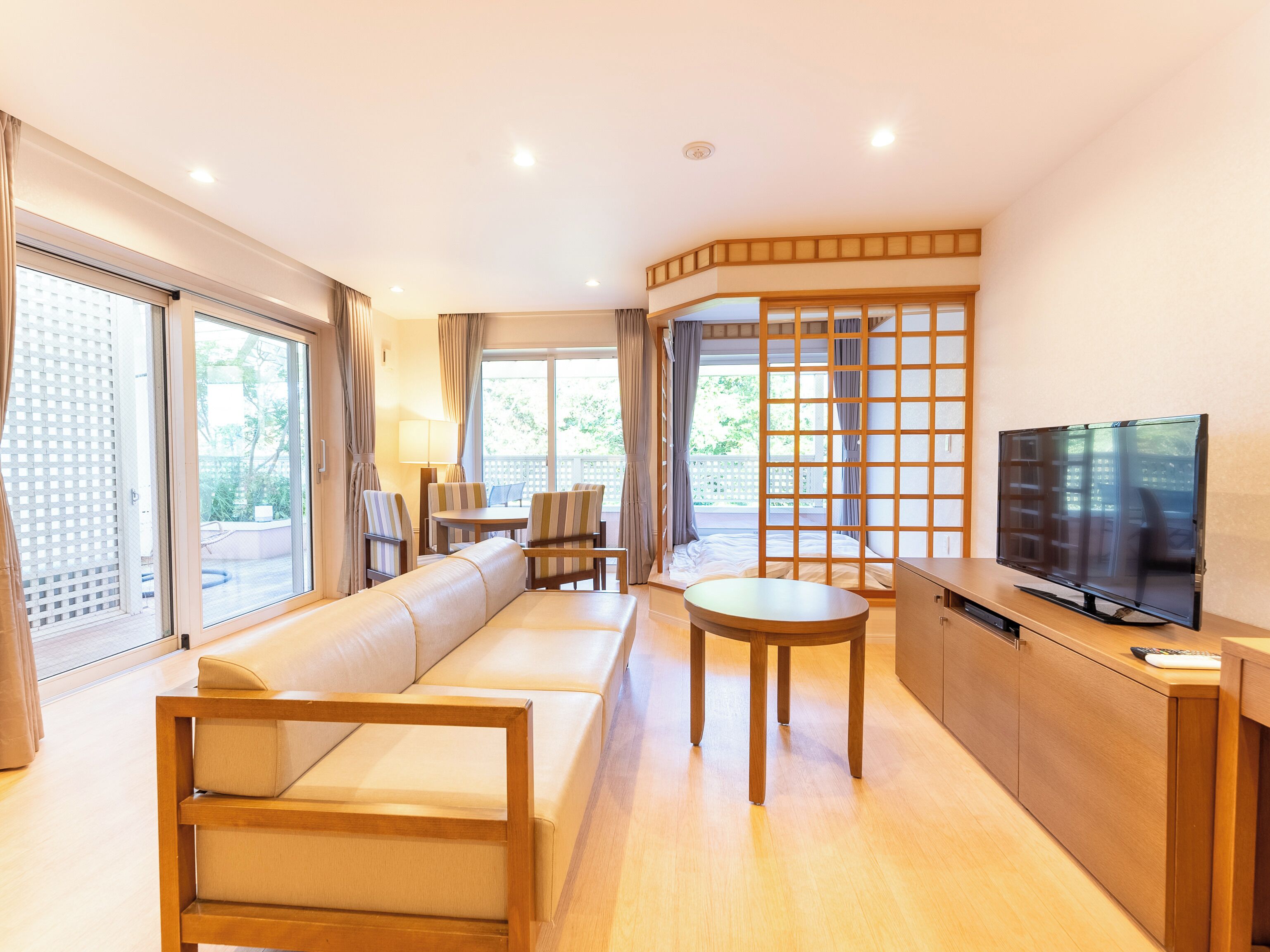 Suite, para no fumadores, en esquina (Main Building, With jacuzzi) | Escritorio, wifi gratis y ropa de cama 