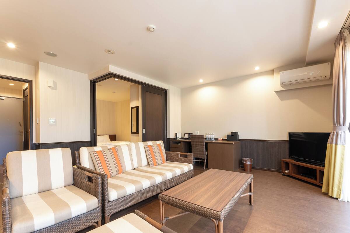 Standard Room, Non Smoking (Waterfall, With jacuzzi) | Living area