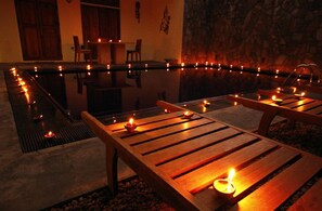 室外游泳池,日光浴躺椅