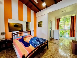 Minibar, caja de seguridad en la habitación y decoración personalizada 