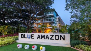 Une enseigne pour Blue Amazon, avec un bâtiment moderne en arrière-plan.