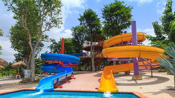 Un parc aquatique doté de plusieurs toboggans et d’une piscine.